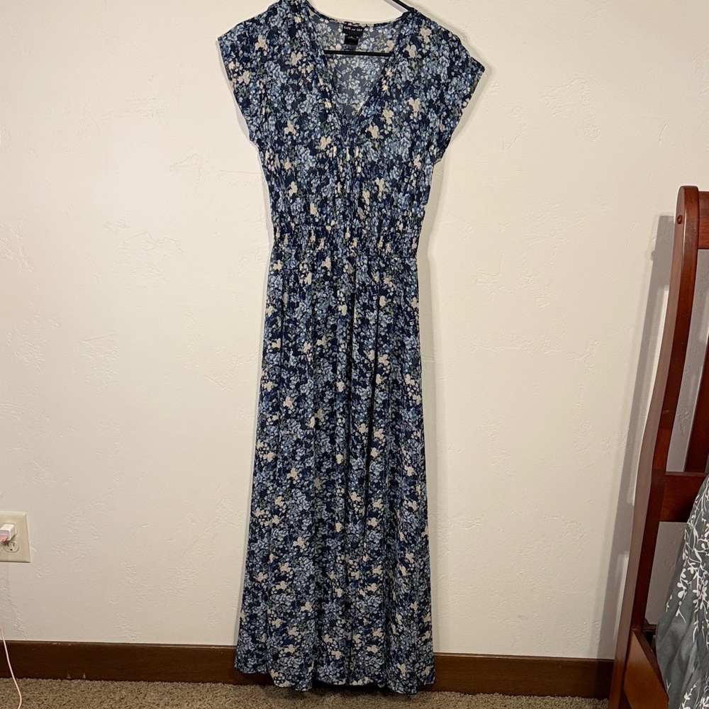 Elegant Floral Maxi Dress in Navy
